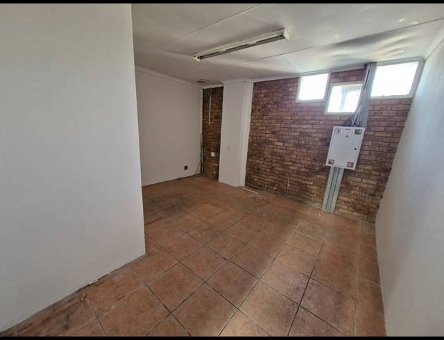 900M² RETAIL TO LET IN BARDENE